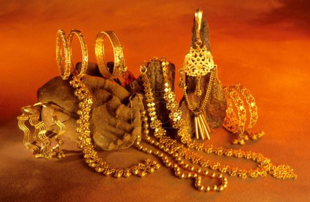 Téléchargez les photos : 23 carats bijoux en or - en image libre de droit
