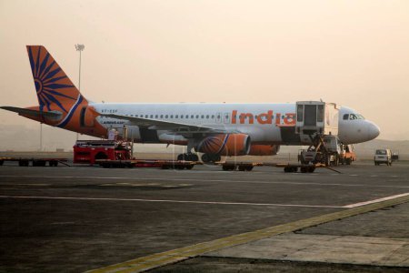 Foto de El autobús aéreo A320 de Indiana VT-ESF se prepara para despegar en la pista de aterrizaje en la terminal de Chattrapati Shivaji, Santacruz, Bombay ahora Mumbai, Maharashtra, India - Imagen libre de derechos