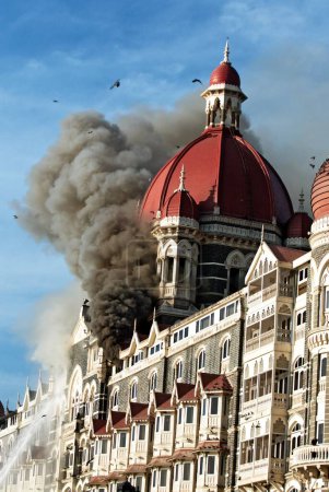 Foto de Incendio en el interior del hotel Taj Mahal tras ataque terrorista de muyahidines decanos el 26 de noviembre de 2008 en Bombay Mumbai, Maharashtra, India - Imagen libre de derechos