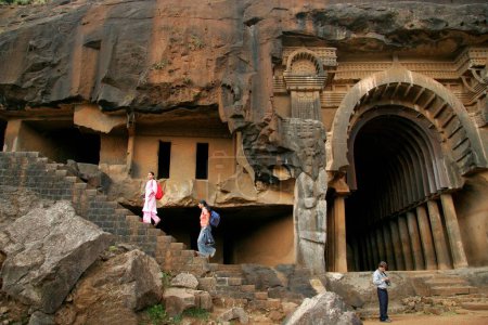 Téléchargez les photos : Touristes au lieu du patrimoine indien appelé grottes Bhaja avec salle Chaitya construit pendant le règne du roi Ashoka, Lonavala, Maharashtra, Inde - en image libre de droit
