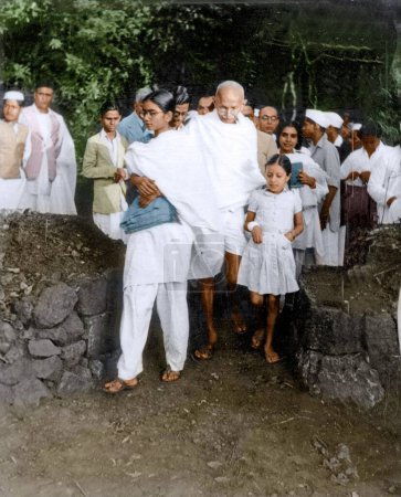 Foto de Mahatma Gandhi y otros caminando, India, Asia, 1938 - Imagen libre de derechos