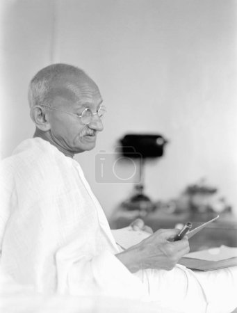 Foto de Mahatma Gandhi escribiendo en Birla House, Mumbai, agosto 1942, India - Imagen libre de derechos