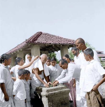 Téléchargez les photos : Mahatma Gandhi plantation de tulsi, Sevagram, Wardha, Maharashtra, Inde, Asie, 1946 - en image libre de droit