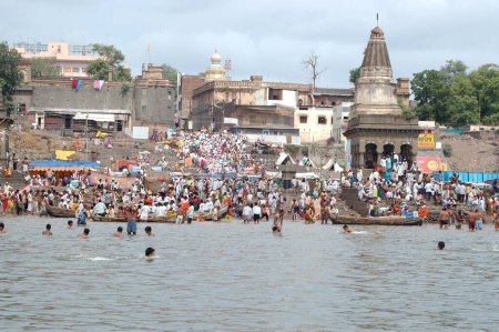 Foto de Multitud en el río Chandrabhaga en el festival Ashadhi Ekadashi en Pandarpur, Dist-Sholapur, Maharashatra, India - Imagen libre de derechos