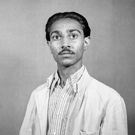 Foto de Viejo vintage 1900 s blanco y negro estudio retrato de indio hombre pequeño pox marcas India 1940 - Imagen libre de derechos
