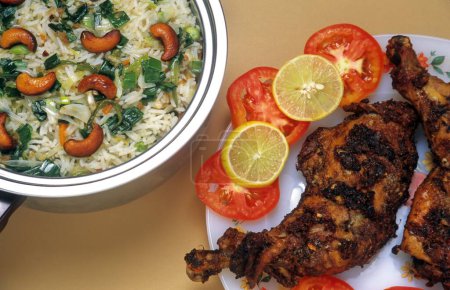 Nicht-vegetarisches Essen - Reis mit Huhn