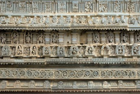 Foto de Seis filas de varias figuras talladas en la pared del templo de Channakesava Vishnu; Belur; distrito Hassan; Karnataka; India - Imagen libre de derechos