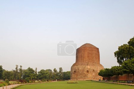 Sarnath ; Dhamekh Stupa Buddhist stupa near Benares ; Varanasi ; Uttar Pradesh ; India