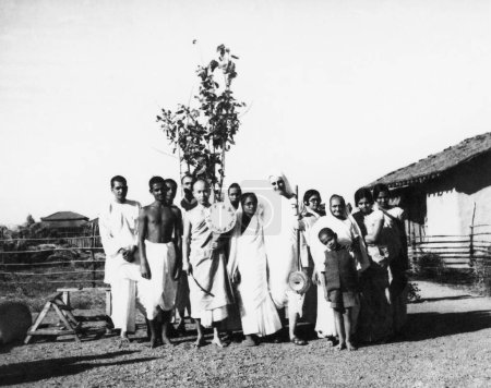 Téléchargez les photos : Photo de groupe à l'Ashram de Sevagram, vers 1938, Kasturba Gandhi, son petit-fils Kahandas, Mirabehn, Amtus Salam, un moine bouddhiste du Japon - en image libre de droit