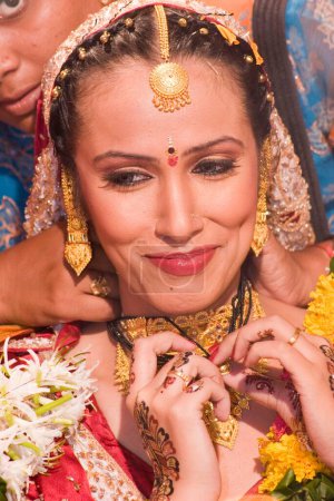 Foto de Una señora atando mangalsutra de novia en ceremonia de matrimonio - Imagen libre de derechos