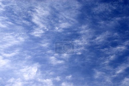 Téléchargez les photos : Nuages blancs et ciel bleu à Malvan, District de Sindhudurg, Maharashtra, Inde - en image libre de droit