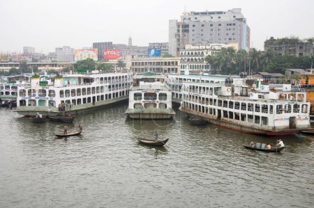 Téléchargez les photos : Bateaux de croisière et bateau à vapeur à Burigunga Buri Gunga River ; Sadarghat Boat terminal ; Dhaka ; Bangladesh - en image libre de droit