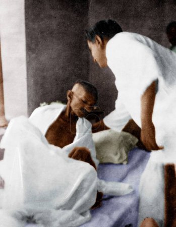 Téléchargez les photos : Mahatma Gandhi fin du jeûne avec le Dr Jivraj Mehta, Poona, Maharashtra, Inde, Asie, février 1924 - en image libre de droit