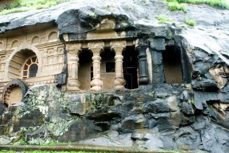 Foto de Cuevas budistas Karla mejores ejemplos de antiguas cuevas cortadas en roca construidas en el siglo III a.C. por monje budista, Karla, Maharashtra, India - Imagen libre de derechos