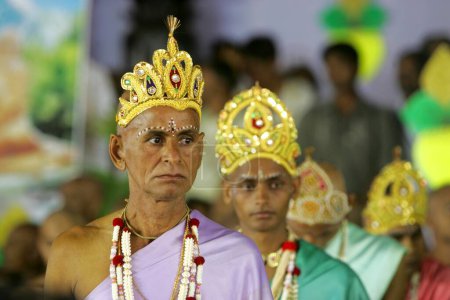 Foto de Hombres después de tomar Deeksha como monjes en el festival Mahamasthakabhisheka Jain, Shravanabelagola, distrito de Hassan, estado de Karnataka, India - Imagen libre de derechos