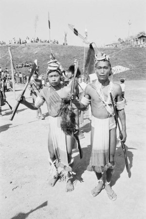 Téléchargez les photos : Tribal dance Ziro district Headquarters Lower Subansiri, Arunachal Pradesh, Inde 1982 - en image libre de droit