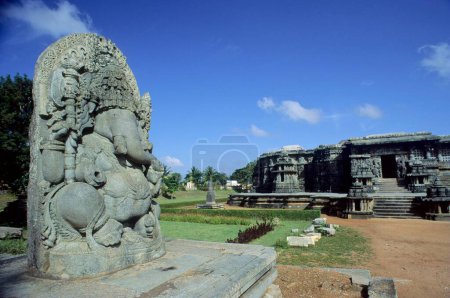 Téléchargez les photos : Statue de Ganesh ganpati dans le temple Hoysaleswara ; Halebid ; karnataka ; Inde - en image libre de droit