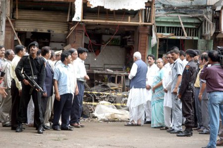 Téléchargez les photos : Le ministre de l'Intérieur de l'Union Lal Krishna Advani avec les membres du Parti Janta de Bombai Bhartiya Jaywantiben Mehta Raj Purohit ; Kirit Somaiya a visité le site de l'explosion au bazar de Zaveri dans la zone occupée de Kalbadevi, Bombay Mumbai, Maharashtra, Inde, le 26 août 2003 - en image libre de droit
