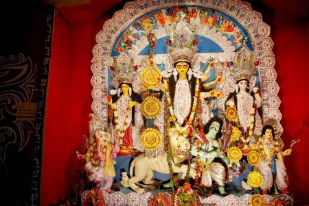 Téléchargez les photos : Modèle en argile de Durga tuant le démon mahishasura avec des statues de kartikeya ganesha et lakshmi saraswati sur Durga puja - en image libre de droit