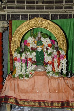 Foto de Decorado deidad Urchava del señor Subrahmanya con consortes Valli y Deivanai Devasena dentro del templo; Tirutani; Tamil Nadu; India - Imagen libre de derechos