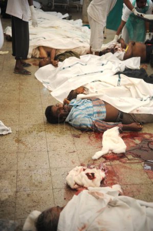Foto de Personas muertas de la estación CST; después del ataque terrorista de Deccan Mujahideen el 26 de noviembre de 2008 en Bombay Mumbai; Maharashtra; India - Imagen libre de derechos