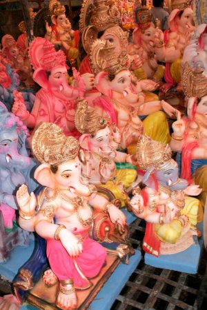 Foto de Varios tipos de ídolos del señor Ganesh; Pune; Maharashtra; India - Imagen libre de derechos