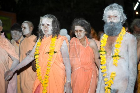 Téléchargez les photos : Naga sadhvis et sadhu vont prendre trempette sainte, kumbh mela, madhya pradesh, Inde, Asie - en image libre de droit