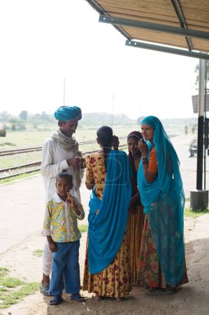 Téléchargez les photos : Famille Rajasthani attendant le train, Rajasthan, Inde - en image libre de droit