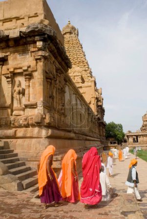 Foto de Devotos caminando en el complejo del templo de Brihadeshwara también llamado templo grande construido en el décimo siglo AD Por Raja Raja Chola Dedicado al señor Shiva en Thanjavur, Tamil Nadu, la India - Imagen libre de derechos
