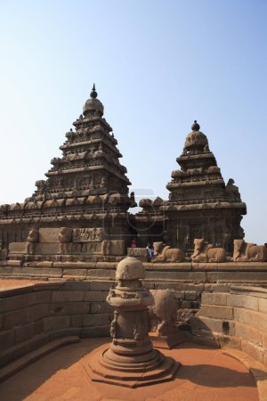 Foto de Templo costero dedicado a los dioses Vishnu y Shiva construido durante el reinado de Pallava Rey Rajasimha (c. 700 - 728); Mahabalipuram; Distrito Chengalpattu; Tamil Nadu; India Patrimonio de la Humanidad por la UNESCO - Imagen libre de derechos