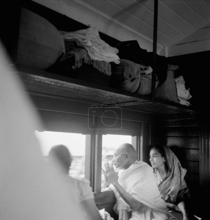 Téléchargez les photos : Mahatma Gandhi, saluant les gens par la fenêtre d'un train, 1940, Sushila Nayar - en image libre de droit