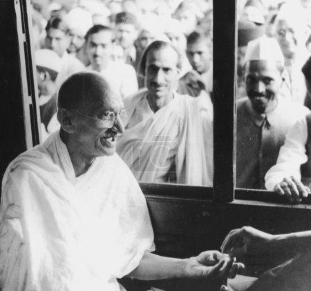 Foto de Mahatma Gandhi recogiendo fondos para intocables en una estación de tren en su camino a Assam, India - Imagen libre de derechos