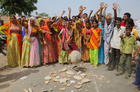 Téléchargez les photos : Manifestation pour l'approvisionnement en eau et la rupture du pot d'eau sur la route, Jodhpur, Rajasthan, Inde - en image libre de droit