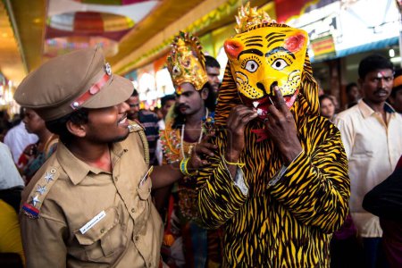 Téléchargez les photos : Homme habiller comme tigre, Thoothukudi, Tamil Nadu, Inde, Asie - en image libre de droit
