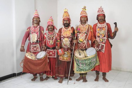Téléchargez les photos : Gondhali du district de Solapur jouant de la batterie, Maharashtra, Inde - en image libre de droit
