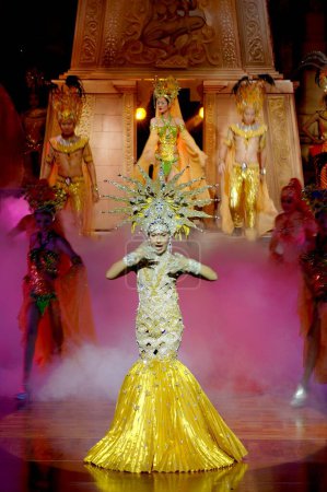 Téléchargez les photos : Femmes dansant sur scène pendant le Alcazar Show à Pattaya, Thaïlande, Asie du Sud-Est - en image libre de droit