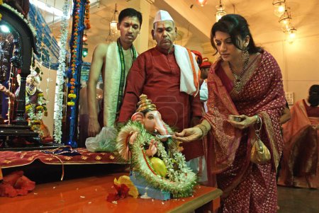 Foto de Actriz Bhagyashree adorando a lord ganesha durante el festival de ganesh en Sangli, Maharashtra, India - Imagen libre de derechos