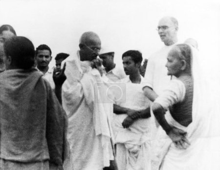 Foto de Mahatma Gandhi, Mahadev Desai, Kasturba Gandhi y otros, 1938, India - Imagen libre de derechos