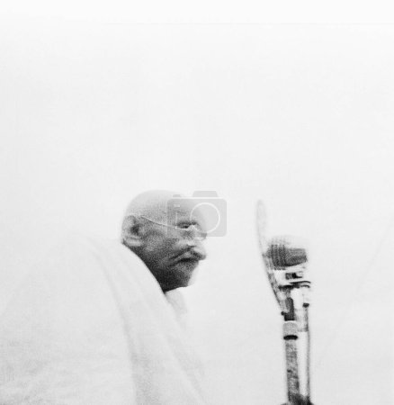 Foto de Mahatma Gandhi hablando en un micrófono, Mumbai, 1945, India - Imagen libre de derechos