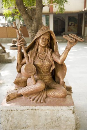 Téléchargez les photos : Sculpture de meera bai, kabir chaura, varanasi, uttar pradesh, Asie, Inde - en image libre de droit