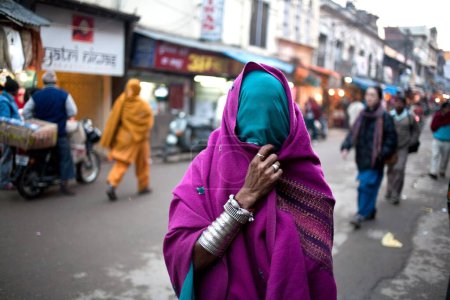 Foto de Mujer india en velo caminando por las calles de Haridwar Uttarakhand India Asia - Imagen libre de derechos
