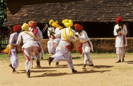 Foto de Actuación de bailarines folclóricos, maharashtra, india - Imagen libre de derechos