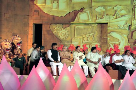 Téléchargez les photos : Narendra modi et bjp leaders sur scène, mumbai, maharashtra, Inde - en image libre de droit