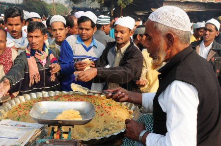 Foto de Distribución dulce en jama masjid durante el festival, agra, delhi, india, asia - Imagen libre de derechos