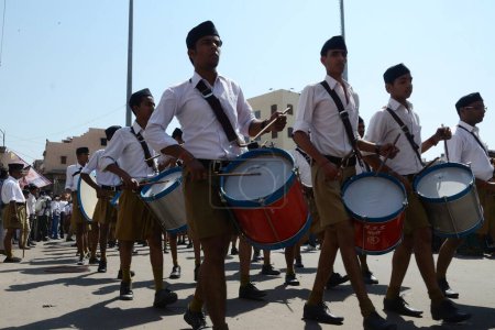 Téléchargez les photos : Des bénévoles battent le tambour sur la route Jodhpur Rajasthan Inde Asie - en image libre de droit