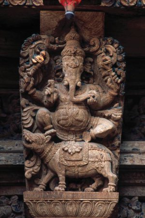 Téléchargez les photos : Statue de Lord Ganesh ganpati sculpture de bois de 350 ans dans le char sree meenakshi temples ; madurai ; tamil nadu ; Inde - en image libre de droit
