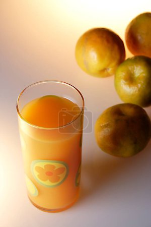 Téléchargez les photos : Boisson saine jus d'orange aux oranges de fruits - en image libre de droit