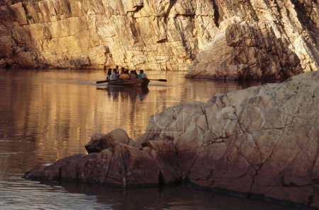 Téléchargez les photos : Touristes voyageant en bateau, Bhedaghat, Jabalpur, Madhya Pradesh, Inde - en image libre de droit