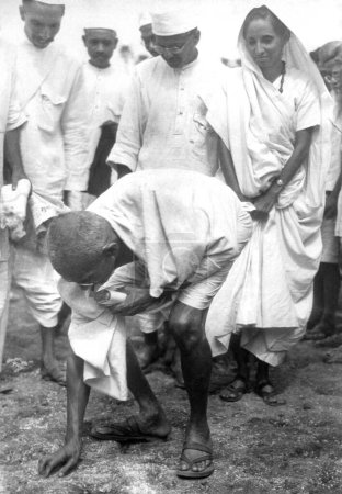 Téléchargez les photos : Mahatma gandhi enfreindre la loi sur le sel en dandi au Gujarat Inde - en image libre de droit