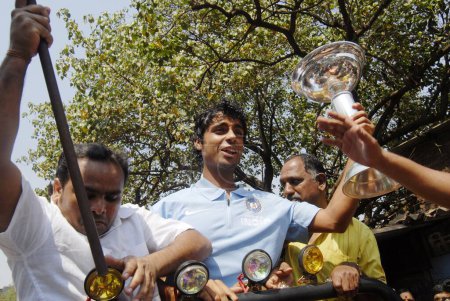 Foto de Izquierda, brazo giratorio Iqbal Abdulla siendo bienvenido después de ganar la Copa Mundial de Cricket U, 19; Bombay ahora Mumbai, Maharashtra, India - Imagen libre de derechos